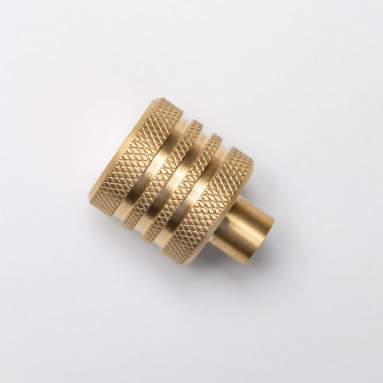 Solid Brass Curved Knurled Kitchen Pull Handles & Knobs - Brass bee
