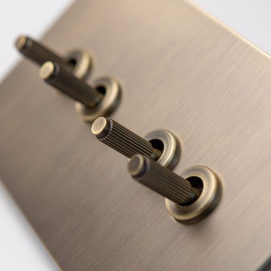 Straight Knurled 4 Gang 2 Way Toggle Switch 146x88mm in Antique Brass – Brass Bee