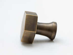 Brass hexagonal knob - Light - Brass bee