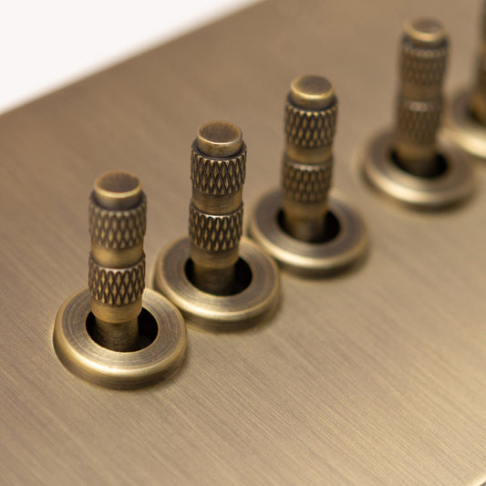 Foundry 6 Gang 2 Way Knurled Toggle Switch 146x86mm in Antique Brass – Brass Bee