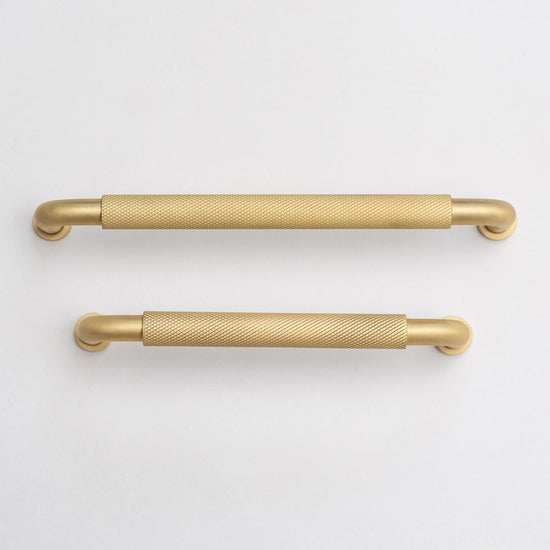 Solid Brass Curved Knurled Kitchen Pull Handles & Knobs - Brass bee