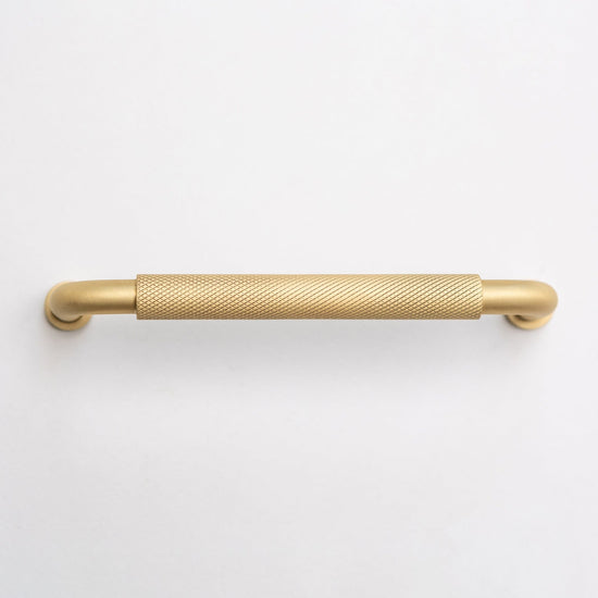 Solid Brass Curved Knurled Kitchen Pull Handles & Knobs - Brass bee