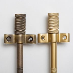 Knurled Stair Rods with Piston Finials - 725mm - Brass bee