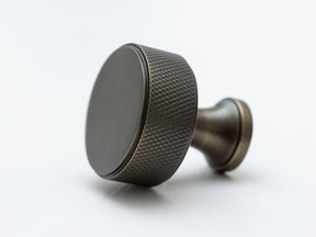 Brass round knurled knob with border at top and bottom - Brass bee