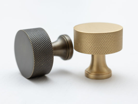 Brass round knurled knob - Brass bee