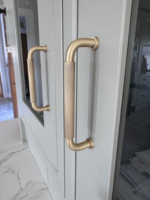 Solid Brass Curved Knurled Kitchen Pull Handles & Knobs - Brass bee