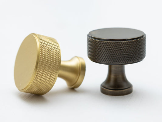 Brass round knurled knob with border at top and bottom - Brass bee