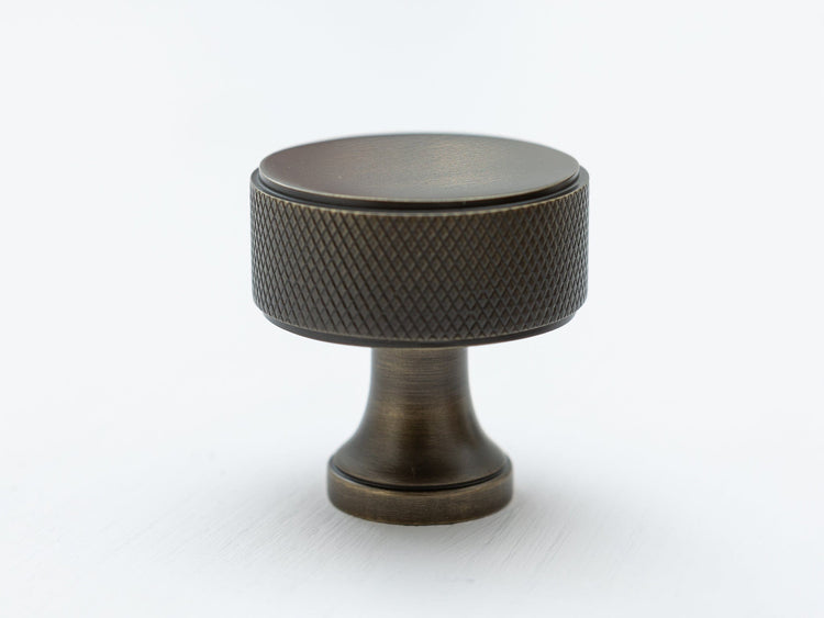 Brass round knurled knob with border at top and bottom - Brass bee