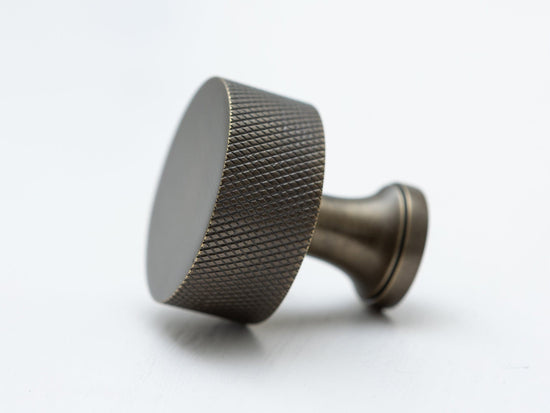 Brass round knurled knob - Brass bee