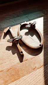 Brass bee Premium House Numbers with Bee in Heritage Finish 0-9 - Brass bee