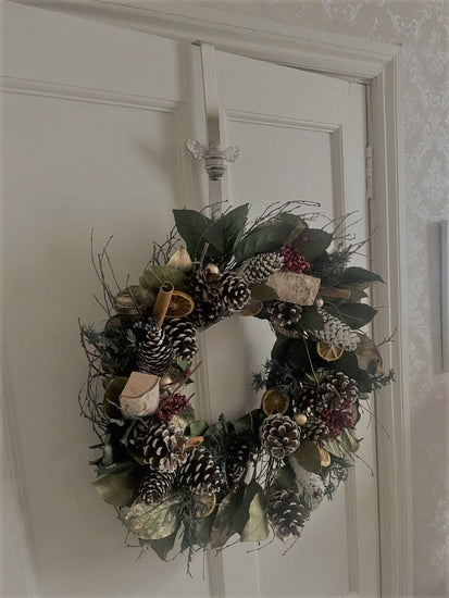 Brass bee Wreath Hanger - Brass bee